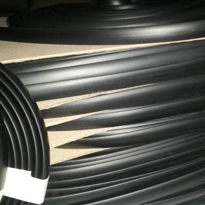 Black Double-Lipped T-Trim edging 15mm - Image 4