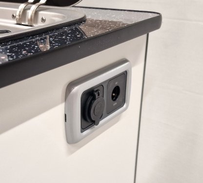 "The Trafalgar" in Gloss White with 9222 LH Sink Hob and Installation Kit - Image 7